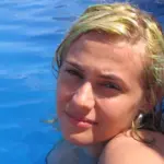 femme blonde piscine